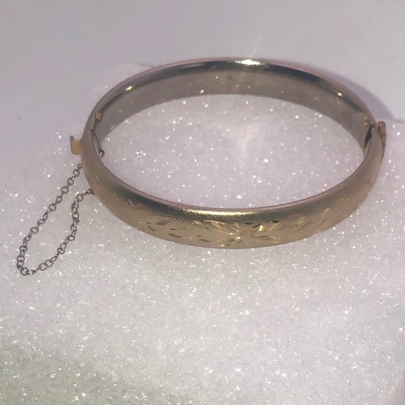 VTG Floral Etched Gold Tone Hinged Bangle w Safety Chain 7” - 2.2” Diameter - Picture 2 of 3